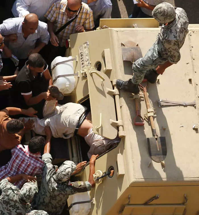 הצבא המצרי מפנה מפגינים מהכיכר בחודש אוגוסט