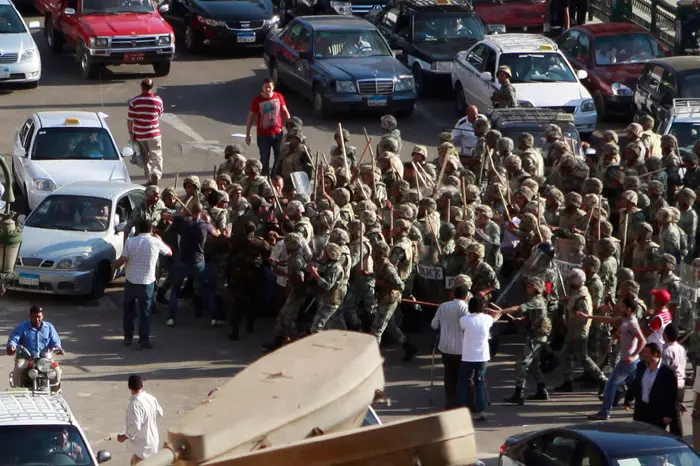 הצבא מפזר הפגנה בכיכר תחריר, קהיר