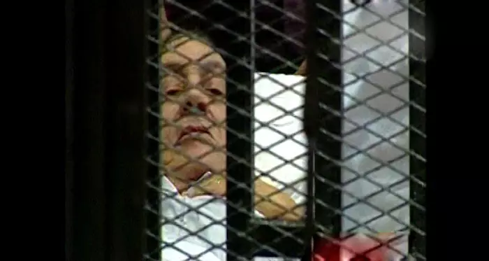 "מובארק יודע מה הפנים החדשות במזה"ת". הנשיא המצרי המודח בכלוב הנאשמים בבית המשפט, היום