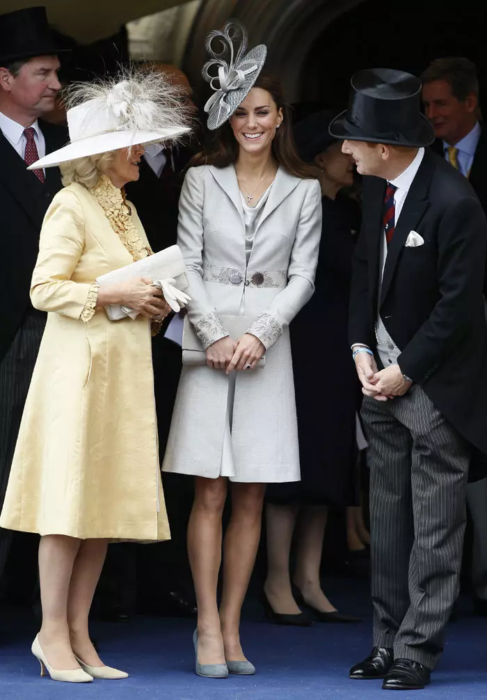 קייט מידלטון (לובשת שמלת מעיל ממשי אפור של קת'רין הוקר) בטקס Order of the Garter (מסדר הבירית), 16 יוני 2011