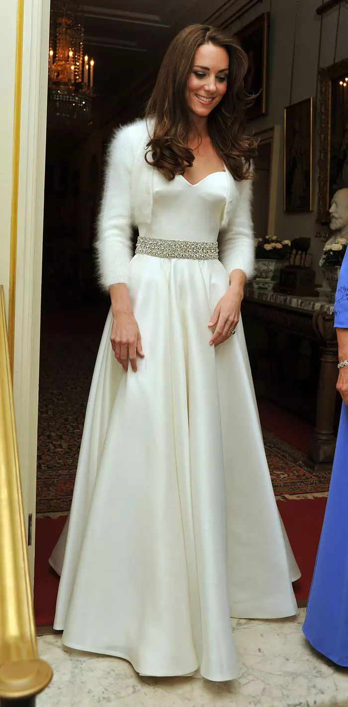 קייט מידלטון (לובשת שמלת שרה ברטון לאלכסנדר מקווין) בארוחת ערב חגיגית ביום חתונה המלכותית, 29 אפריל 2011