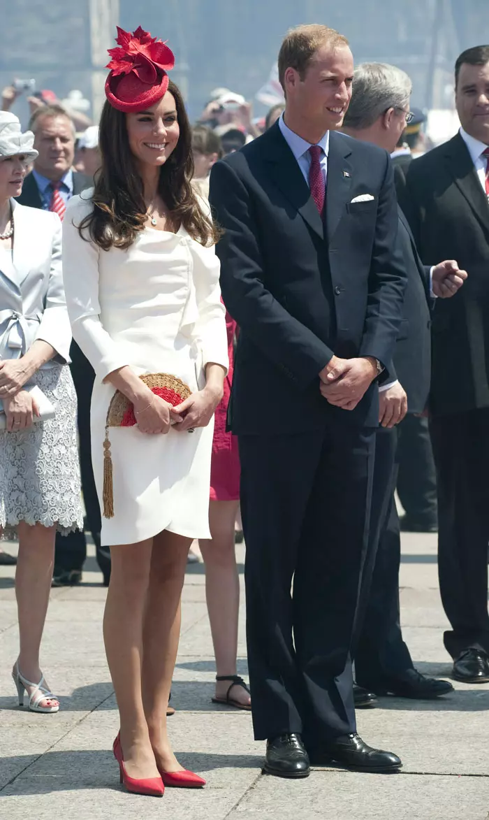 הנסיך וויליאם וקייט מידלטון (בשמלת ריס לבנה) בעת ביקור רשמי בקנדה, יולי 2011