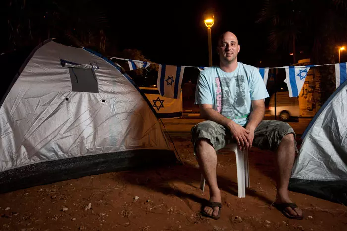 "גם 'אקדמאים מצליחים' במדינת בישראל לא יכולים לגמור את החודש". אריאל גולוד במאהל בפתח תקווה, לפני שפונה