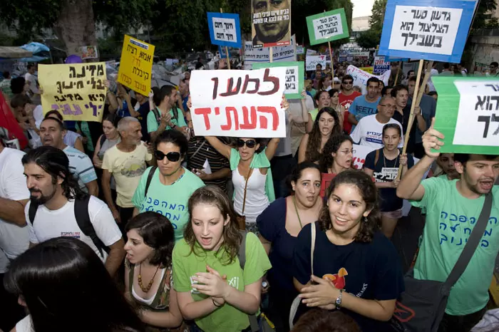 "תתבייש. אתה לא מוכן להיפגש איתנו זו הסיבה שאנחנו פה". הפגנת הורים לילדים אוטיסטים מול ביתו של סער בתחילת החודש