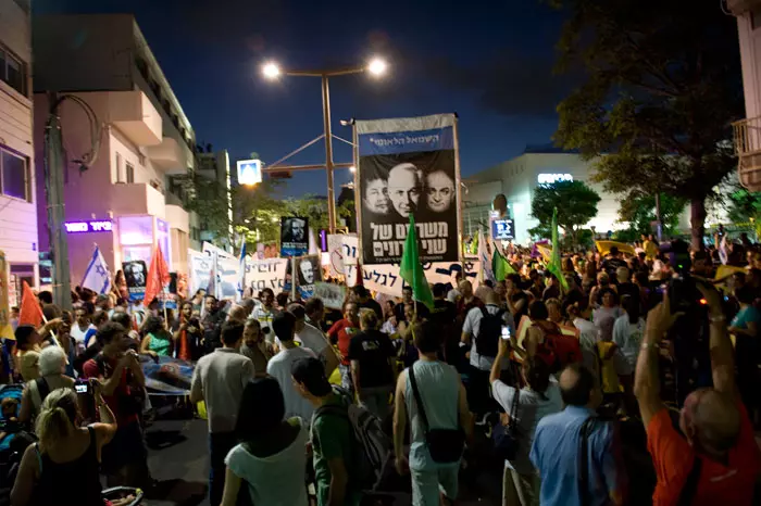 ההפגנה, הערב בתל אביב