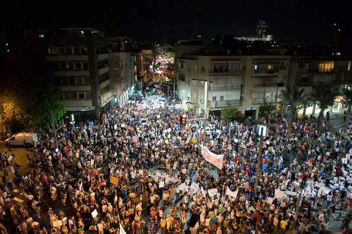 "לזכותם של מובילי המחאה ייאמר כי הם אינם קוראים רק למעורבות ממשלתית מוגברת בתחומים ספציפיים שישפרו את איכות חייהם האישיים"