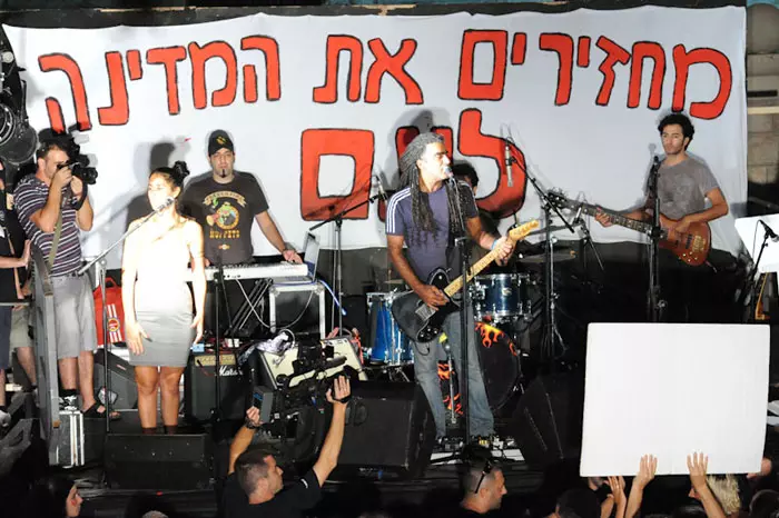 מוש בן ארי בהפגנת הענק במחאה על מצוקת הדיור ויוקר המחיה בירושלים, אוגוסט 2011