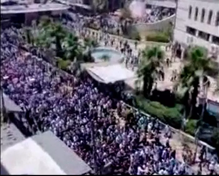 מפגינים בימים האחרונים בדומא, פרבר של דמשק