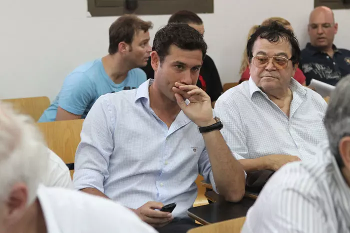 ממתינים להחלטה. צפריר עם גברי לוי