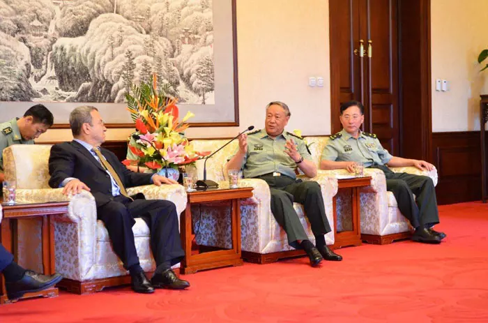 רמטכ"ל סין נפגש עם שר הביטחון אהוד ברק במהלך ביקורו בסין