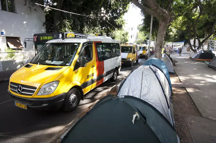 מוניות שירות חסמו את רוטשילד במחאה שלא נתנו להם רישיונות לקווים בין עירוניים , יולי 2011