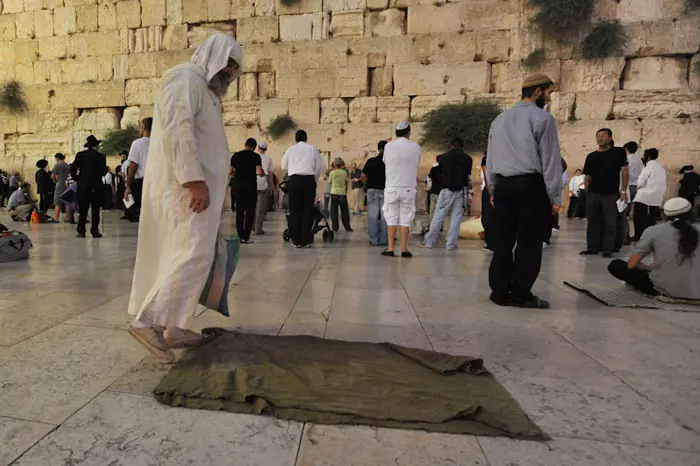 רק כאן אפשר לדבר על דו קיום. הכותל המערבי