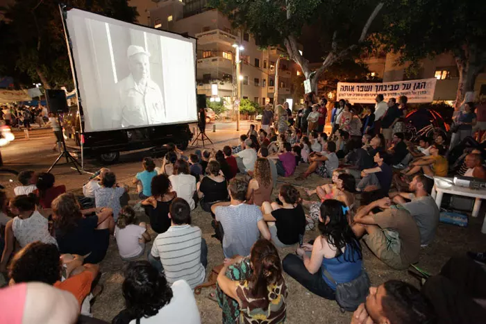 הקרנת סרט של ג'אד נאמן במאהל המחאה ברוטשילד