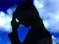מואשם גם באיומים על אחותה התאומה