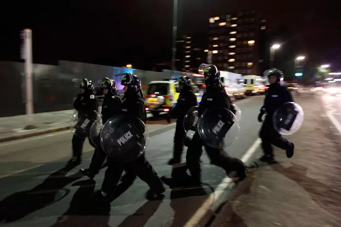 שוטרים נפרשים ברחוב ועורכים מעצרים, אית'ם, דרום לונדון, 10 באוגוסט 2011