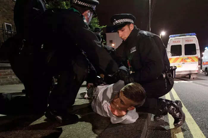 שוטרים עוצרים את אחד ממתפרעי הימין הקיצוני, הלילה ברובע אלת'ם בלונדון