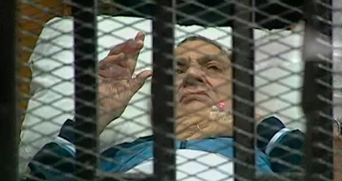 אפשר להניח שסלימאן צופה במשפטי בכירי המשטר הקודם. הנשיא המודח מובארק בכלוב במשפטו