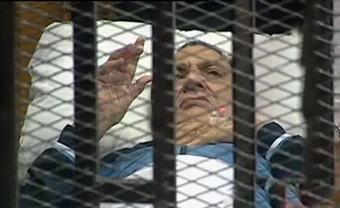 הנשיא המודח בתוך כלוב בעת הדיונים במשפטו. מרגיש את הסוף מתקרב?