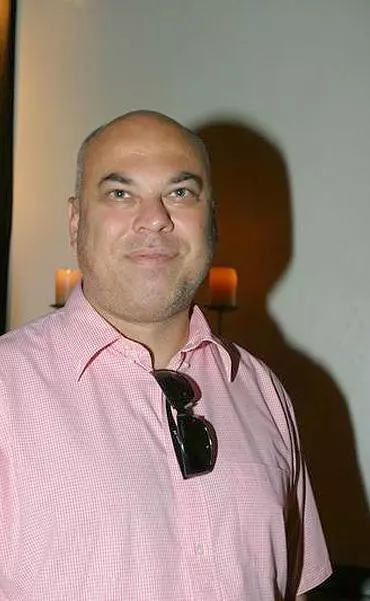 נשאר, אך קוצץ. אמיר קמינר