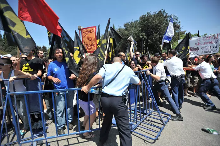 התאחדות הסטודנטים, גרעין המייסדים ברוטשילד ותנועות הנוער הסכימו כי העצרת תתקיים בבירה. עימותים בין מפגינים למשטרה בירושלים, השבוע