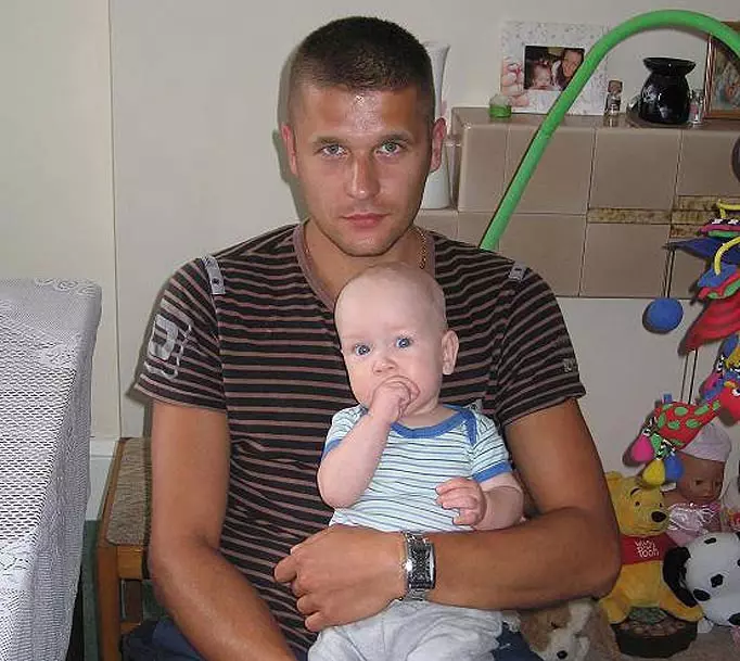 דמיאן רזסובסקי עם בנו התינוק, שגם אותו הרג