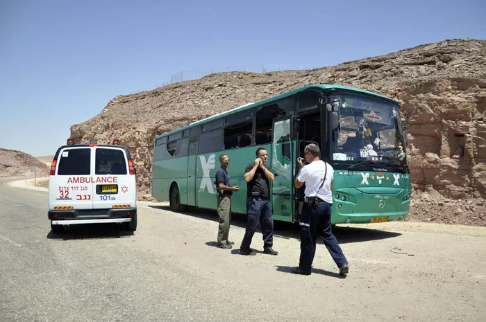 אנחנו מזהים ארובת עשן שחורה, סמיכה, בדיעבד מתברר שזה האוטובוס בו התפוצץ המחבל המתאבד"