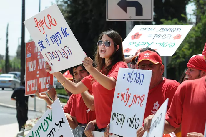 הריכוזיות בענף גבוהה אף יותר מהמשתקף מנתון זה, מאחר שבאזורים מסוימים פועלת רק חברה אחרת ללא מתחרים. הפגנה של עובדי סונול ודלק על יוקר הדלק בירושלים, אוגוסט 2011