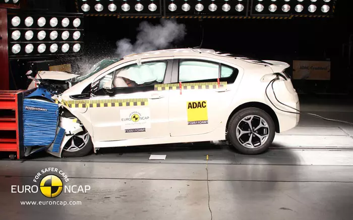 אופל אמפרה מבחן ריסוק Euro NCAP