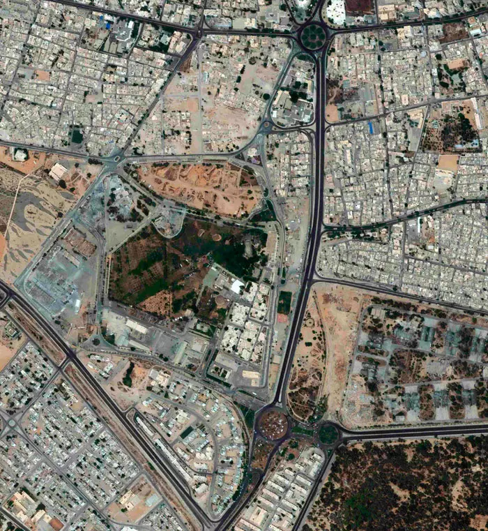 צילום לוויין של באב אל-עזיזייה, מפקדתו של קדאפי בטריפולי שנכבדה אתמול