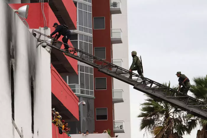 אחת המתקפות הקשות ביותר שאירעו במקסיקו בשנים האחרונות. כוחות החילוץ בניסיון להיכנס לבניין הקזינו ולהציל את הכלואים