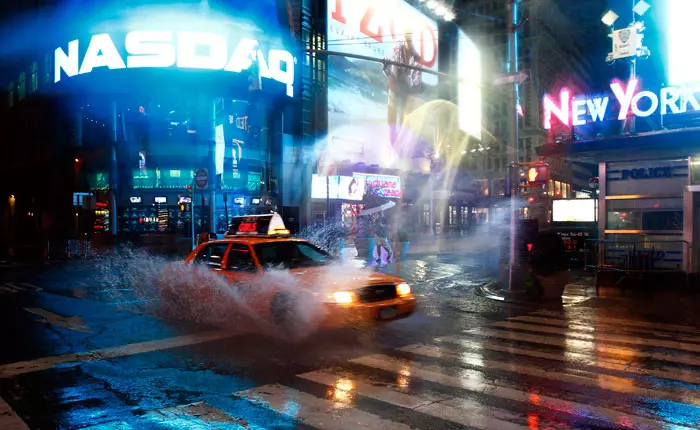 כשהמציאות נראית כמו "2012", מי יילך לקולנוע? ההוריקן משתולל בסמוך לבתי הקולנוע בניו יורק