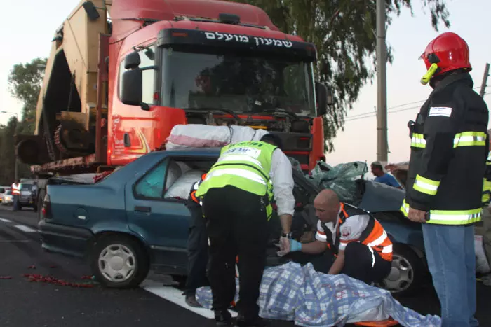 שני נוסעי הרכב נהרגו במקום. זירת התאונה