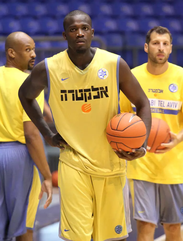 "אולי אם אצעד ברחוב בהרצליה יהיה שינוי ביחס האנשים כלפיי". שון ג'יימס