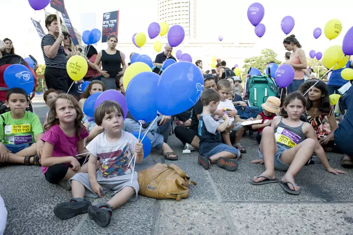 רק לפני שנה וחצי הפגינו מאות אלפים במחאה על יוקר המחיה, בין היתר עקב הוצאות גידול הילדים הגבוהות