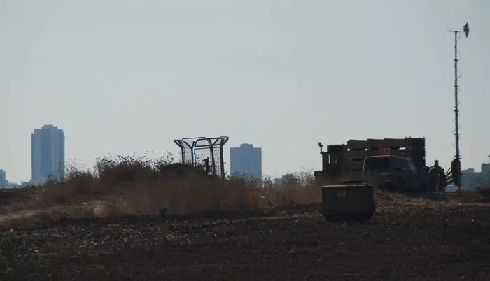 כוחות של חיל האוויר פורסים את הסוללה סמוך לאשדוד, היום