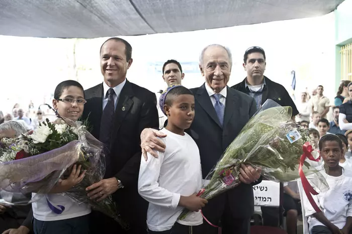 הנשיא פרס וניר ברקת עם ילדי בית הספר חב"ד עיר גנים