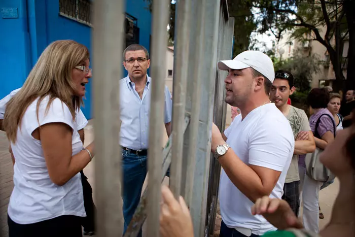 "לא כל בעיה חמורה דורשת פתרון דרסטי". הורי התלמידים בפתח תקווה מוחים על האפלייה