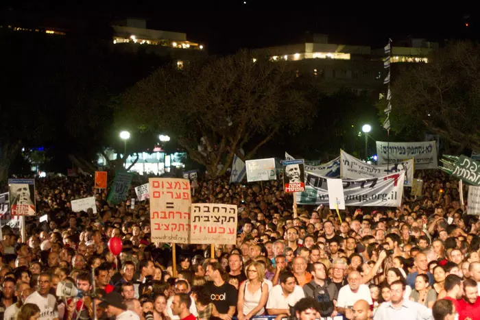 מאות אלפי יצאו ישראלים מהבתים שלהם כדי לזעוק נגד המדיניות שהופכת את כולנו לעבדים של השיטה. "צעדת המיליון", קיץ 2011 בתל אביב