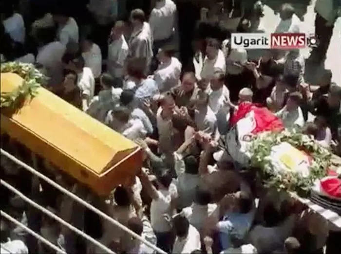 הלוויה של הרוגים מאש כוחות הביטחון, השבוע בפרבר של דמשק, מתוך סרטון חובבים שהועלה לרשת