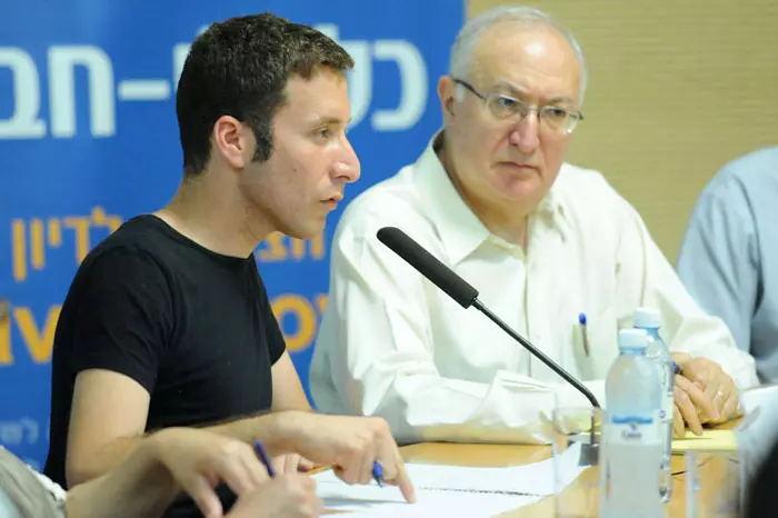 "האשימו אותנו שאנחנו הולכים לפוליטיקה, אבל עכשיו דפני ליף מקימה תנועה". איציק שמולי