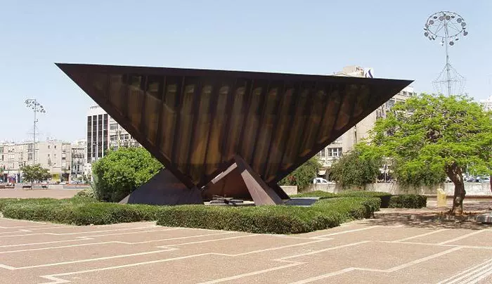 האנדרטה לשואה ולתקומה של יגאל תומרקין, בכיכר רבין