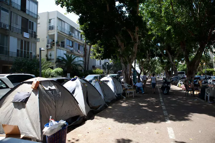 "בעוד כמה שנים הבעיה לא תהיה שכר הדירה אלא מצוקת דיור". מאהל מחאה בתל אביב