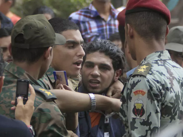 חיילים מצבא מצרים מפזרים את ההפגנה מול השגרירות הישראלית בקהיר לפני כשלושה שבועות