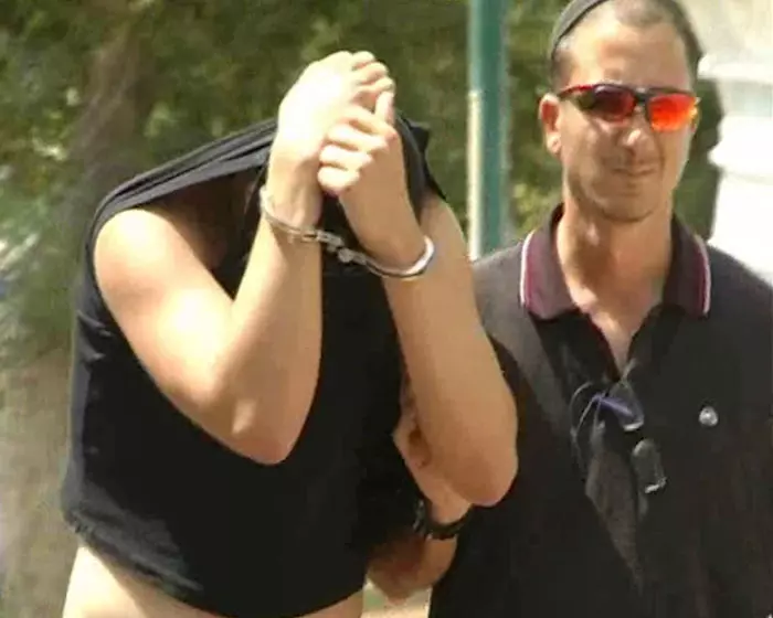 "הנאשם הותיר את המנוחה במקום הגרירה, חזר אל המקום בו נותרו האבנים וכיסה בחול את האבנים שהיו מלאות בכתמי דם". סטרקוב בדרך לבית המשפט