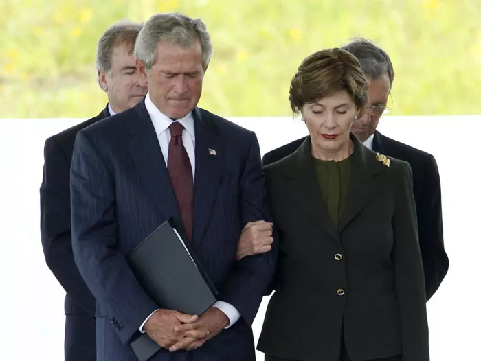 "כמה חסרות ערך המילים". נשיא ארה"ב לשעבר ג'ורג' וו. בוש ואשתו