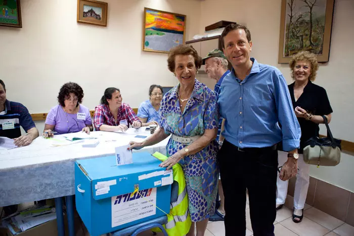 הרצוג עוד הבטיח אתמול, בסיורי הקלפיות, שהוא יהיה הפתעת הבחירות, וכך היה. יצחק הרצוג, אתמול