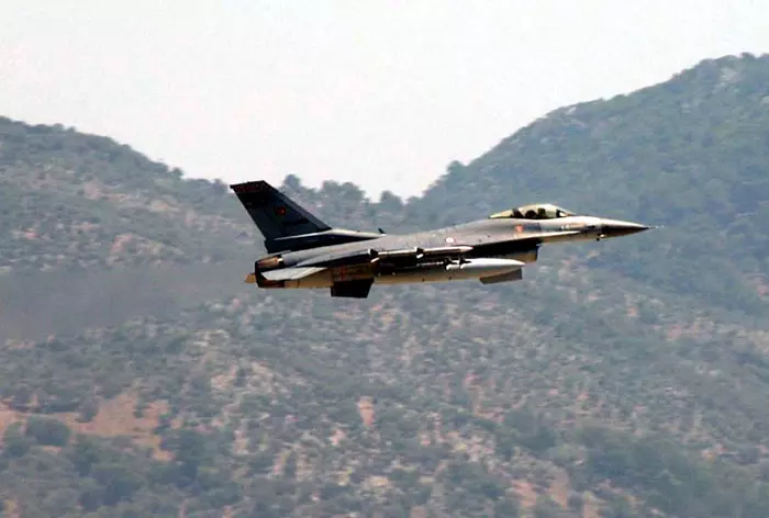 מטוס קרב מדגם F-16 של חיל האוויר הטורקי בשמי דרום טורקיה, מאי 2006