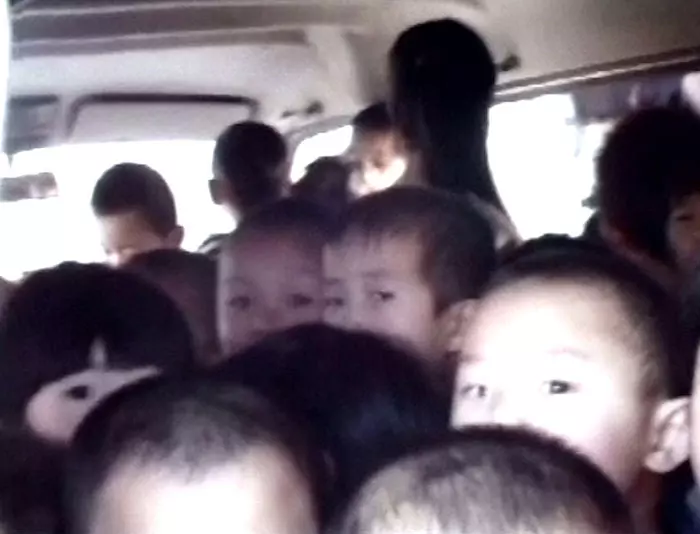 64 ילדים סינים ברכב הסעות