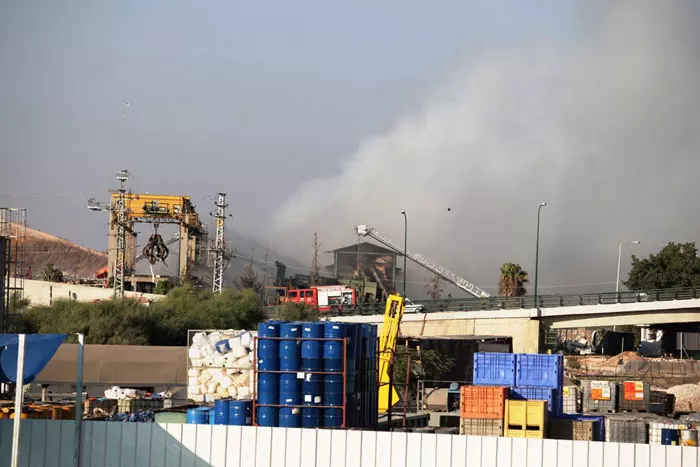 השריפה עלולה להתפשט למפעל בו קיימים חומרים מסוכנים