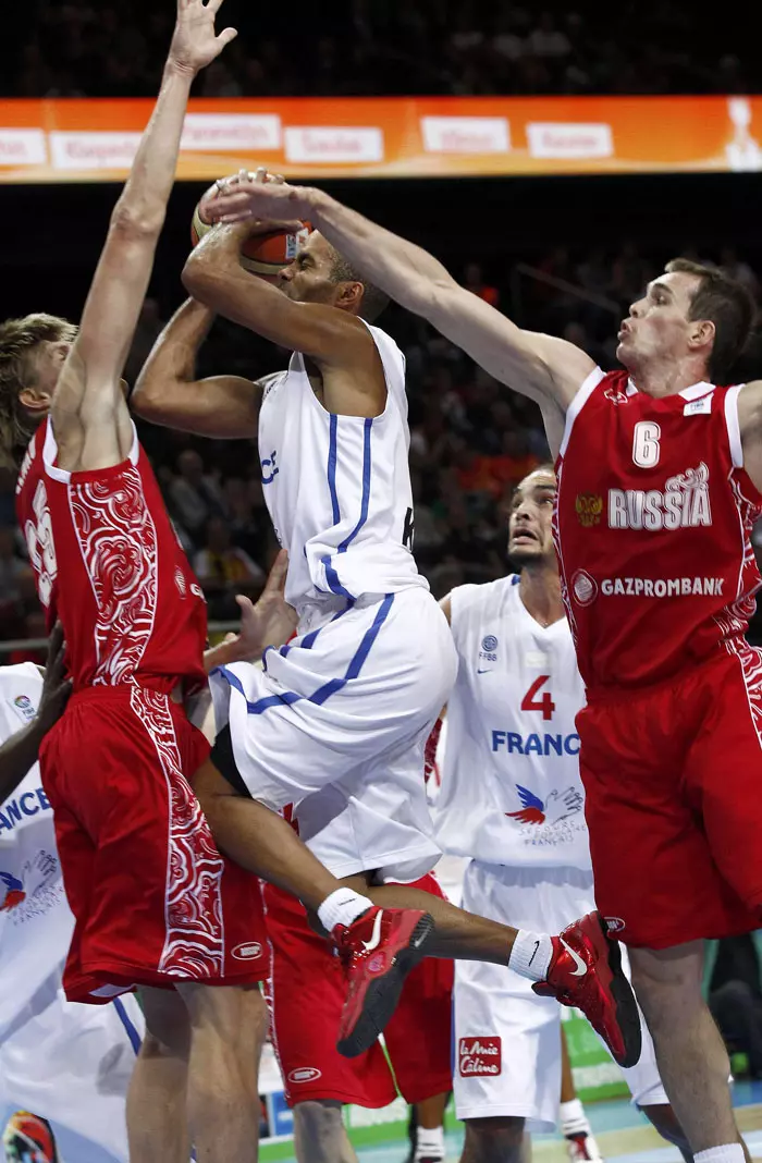 רק כוכב NBA אחד בגמר. קירילנקו מנסה לעצור את פארקר